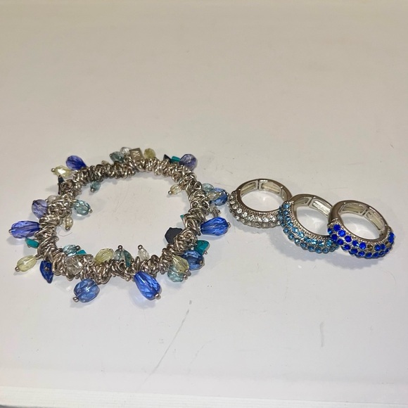 Stretch Rings & Beaded Charm Bracelet Set Blue‎ Silver Tone Jewelry - Picture 2 of 2